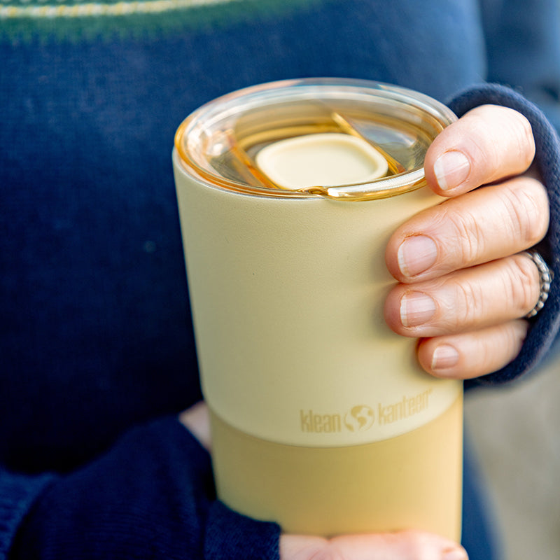 daily-on-the-go-set-o6 16oz_rise_tumbler_wax_yellow_closeup_hand_lid_square.jpg