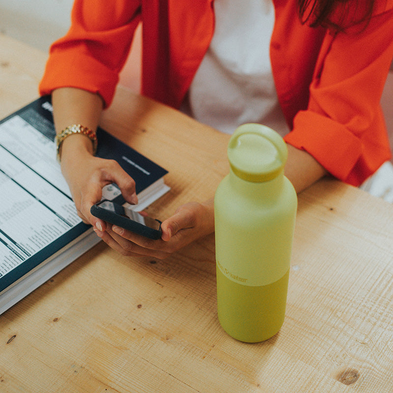 20oz-rise-classic-with-arch-loop-cap-i0 20oz_rise_classic_insulated_bottle_acacia_worker_phone_square.jpg