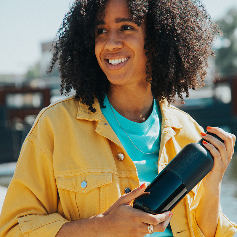 20oz-rise-classic-with-arch-loop-cap-i0 20oz_rise_classic_insulated_bottle_black_woman_smile_square.jpg